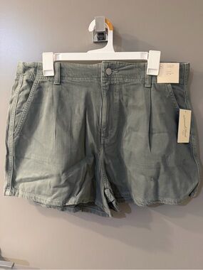 Universal Thread Women’s 14 Green High Rise Pleated Chino Shorts Pockets